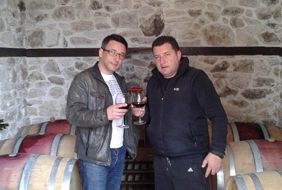 В изба в село Плоски клиентите сами приготвят вино