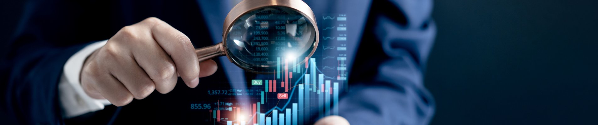 бизнесмен с лупа, който гледа цифров индекс в дланта си